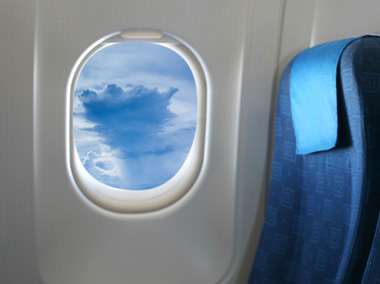 چرا پنجره های هواپیما را دایره میسازند؟