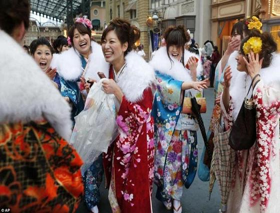 www.rahafun.com ax 2khtara japoni 19 عکسهایی از جشن بلـوغ دختـرهای ژاپنی
